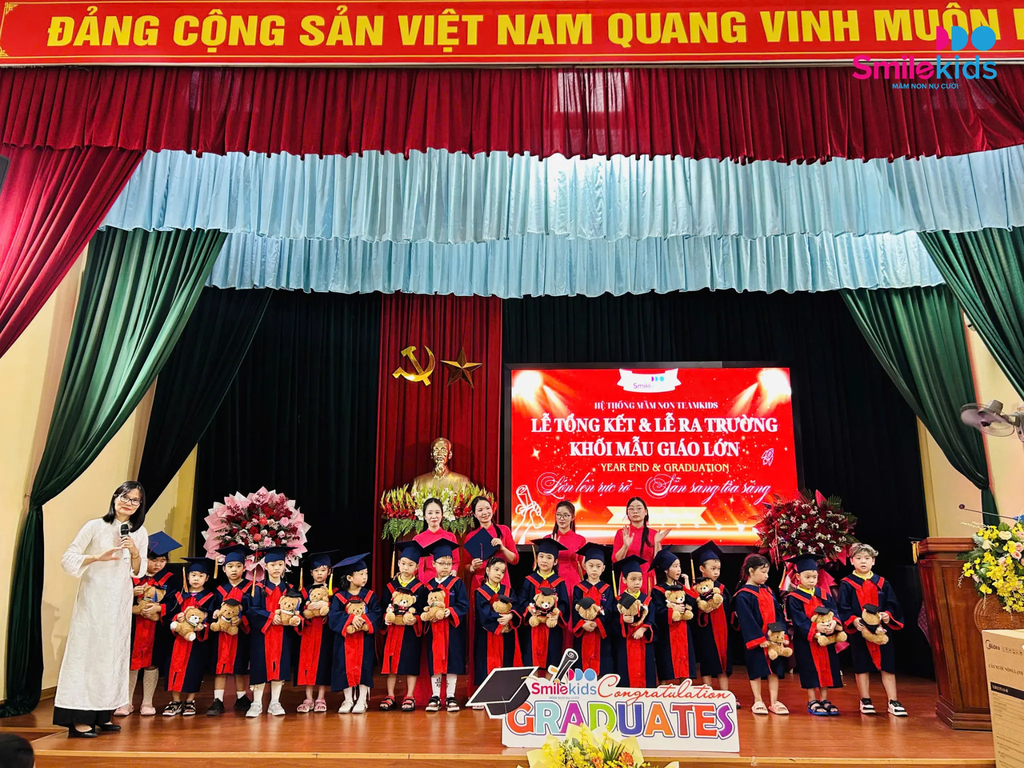 Hình 10. Các bé hát vang những bài hát dành tặng cho bố mẹ và các cô giáo